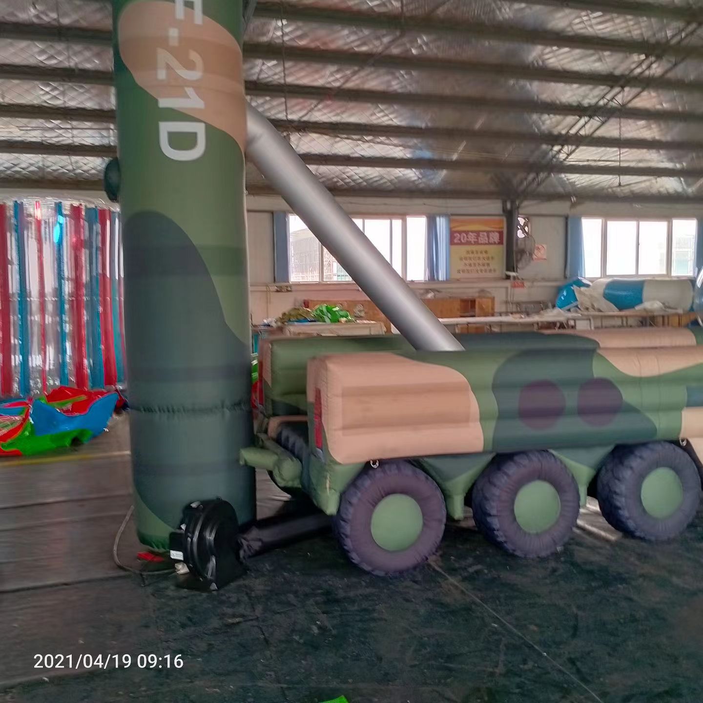 龙亭军事演习中的充气目标车辆：模拟发射车雷达车坦克飞机